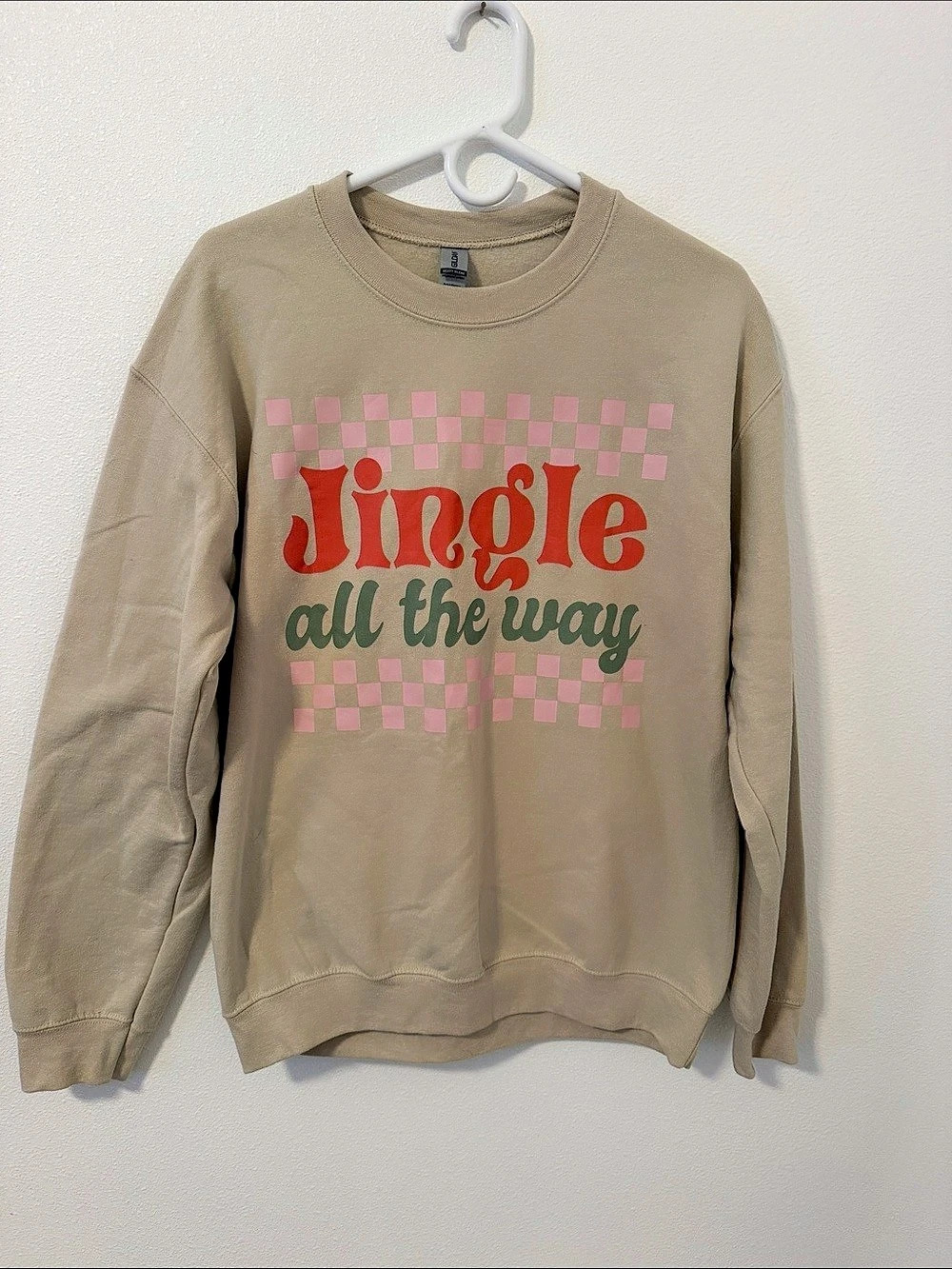 Gildan Checkered Graphic Sweatshirt in Beige Size Medium